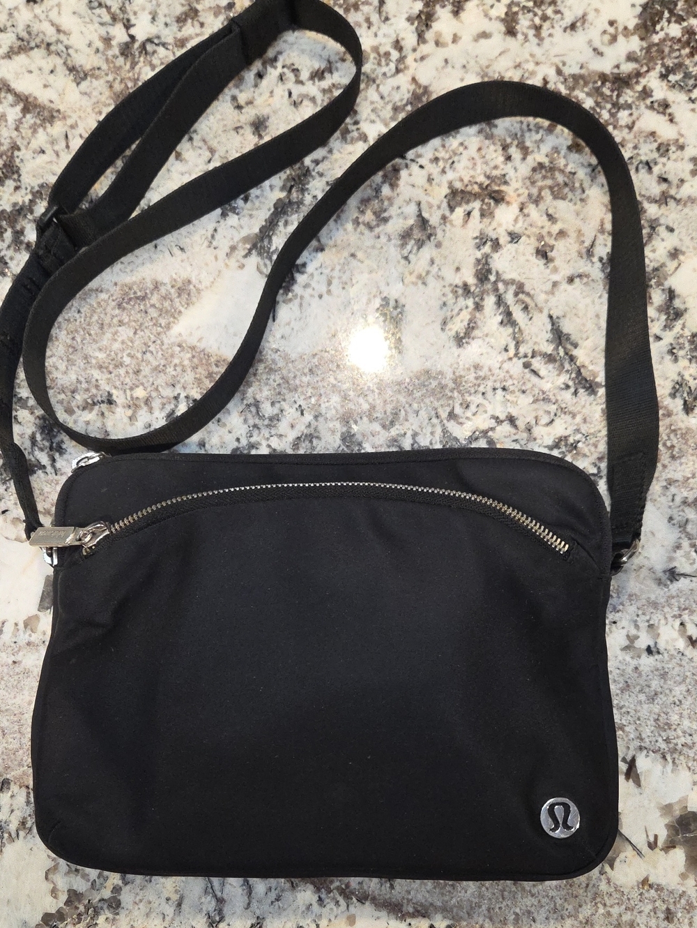 lululemon 2L Black Crossbody Bag - Picture 1 of 13